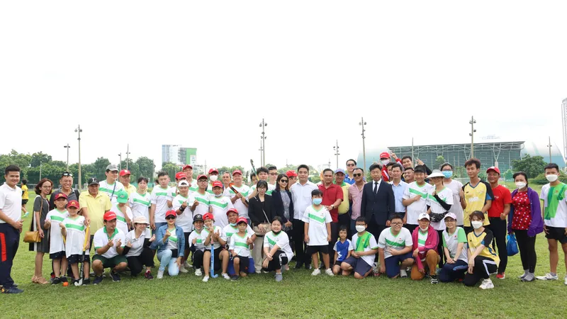 Trại hè para hockey thu hút nhiều sự quan tâm của các gia đình có trẻ "đặc biệt". Ảnh: NGUYỄN ANH