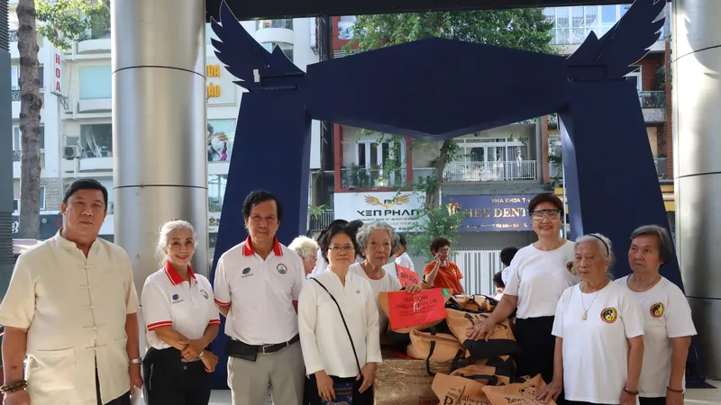 Ngoài việc tập luyện để có sức khỏe, thành viên CLB Thái Cực Đông Gia quận 3 còn cùng nhau chung tay tham gia các hoạt động thiện nguyện, giúp đỡ cộng đồng. Ảnh: NGUYỄN ANH