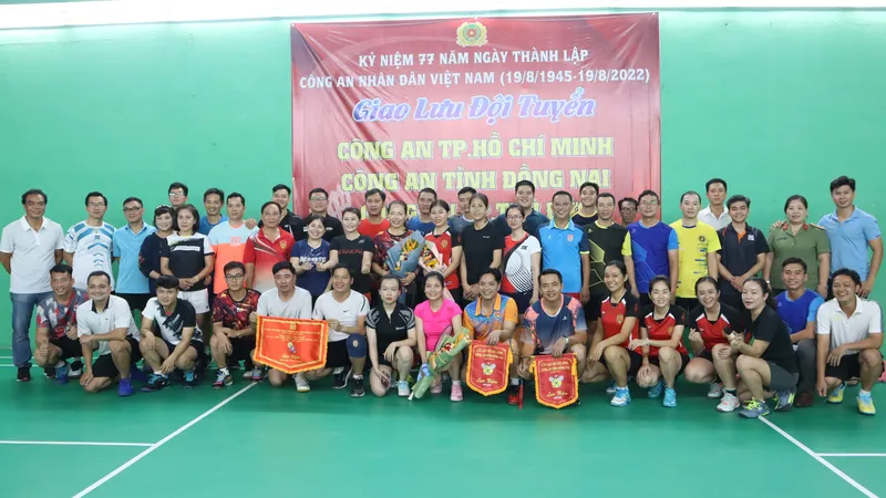 Đông đảo CBCS tham gia giải đấu giao hữu. Ảnh: NGUYỄN ANH