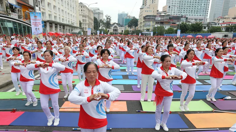 Chương trình đồng diễn TDDS, yoga diễn ra tại khu vực đường Lê Lợi. Ảnh: DŨNG PHƯƠNG