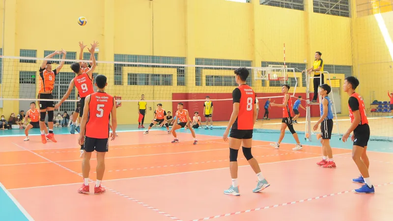 Những sân chơi bóng chuyền phong trào luôn thu hút sự tham gia đông đảo của thanh niên và sinh viên. Ảnh: HỒ VŨ