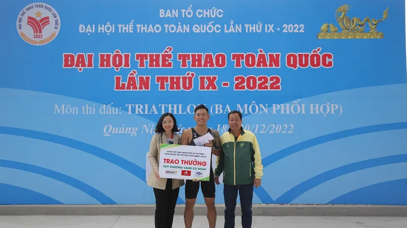 Lâm Quang Nhật giành tấm HCV triathlon Đại hội Thể thao toàn quốc đầu tiên. Ảnh: DŨNG PHƯƠNG
