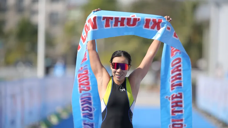 Nguyễn Thị Kim Tuyến giành HCV nội dung aquathlon nữ. Ảnh: DŨNG PHƯƠNG