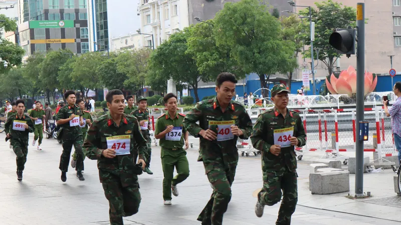 Hơn 1.000 VĐV tham dự giải Việt dã lực lượng vũ trang tại TPHCM. Ảnh: NGUYỄN ANH