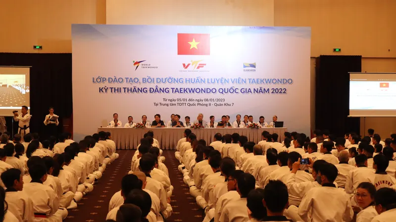 Lớp đào tạo, bồi dưỡng HLV taekwondo 2022 có hơn 1.000 học viên tham dự. Ảnh: NGUYỄN ANH
