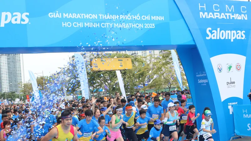 Các VĐV ở cự ly 5km bắt đầu đường đua tại Salonpas HCMC Marathon 2023. Ảnh: NGUYỄN ANH