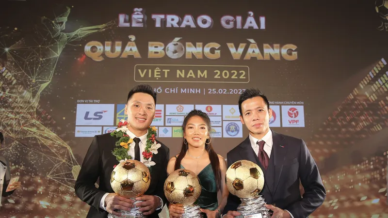 Hồ Văn Ý, Huỳnh Như và Văn Quyết nhận Quả bóng vàng Việt Nam 2022. Ảnh: DŨNG PHƯƠNG