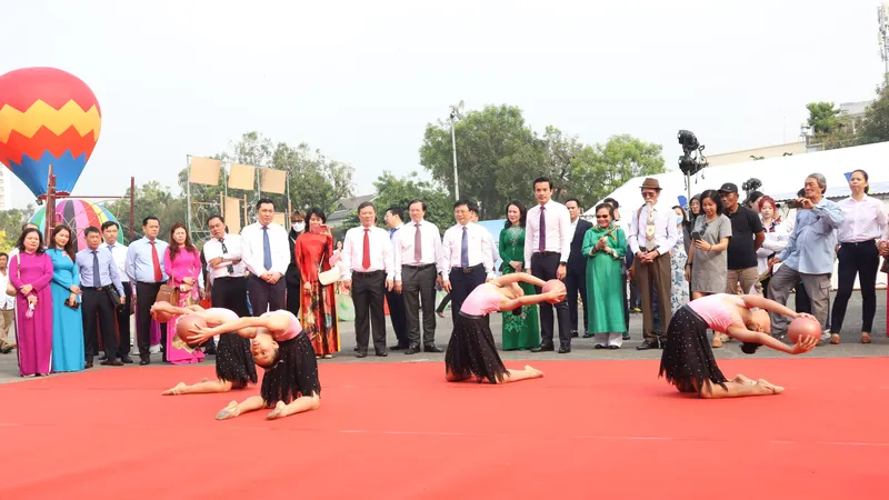 Lãnh đạo ngành VH-TT thưởng thức phần trình diễn của đội tuyển TDNT TPHCM. Ảnh: THANH TÙNG