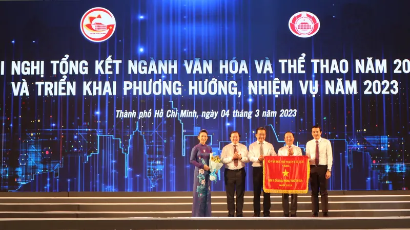 Thứ trưởng Bộ VH-TT-DL Tạ Quang Đông (thứ 2 từ trái sang) trao tặng Cờ thi đua cho đại diện Sở VH-TT TPHCM. Ảnh: THANH TÙNG