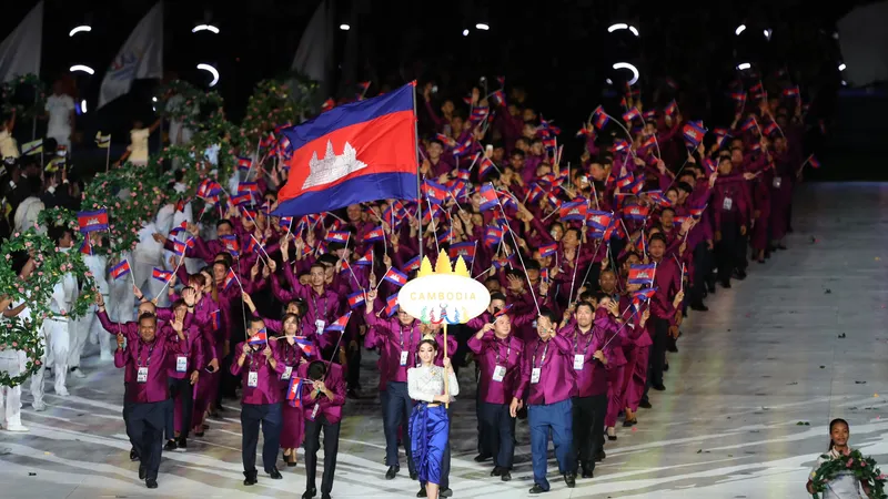 Phần diễu hành của đoàn thể thao Campuchia trong lễ khai mạc SEA Games 32. Ảnh: DŨNG PHƯƠNG