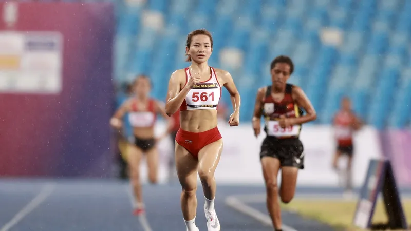 Nguyễn Thị Oanh giành HCV nội dung 5.000m nữ. Ảnh: DŨNG PHƯƠNG