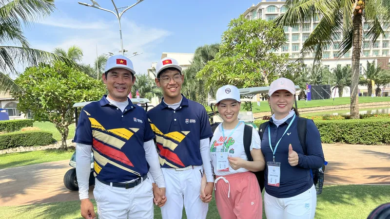 Golf thủ Khánh Hưng (thứ 2 trừ trái sang) chia vui cùng ban huấn luyện sau tấm HCV lịch sử. Ảnh: DŨNG PHƯƠNG