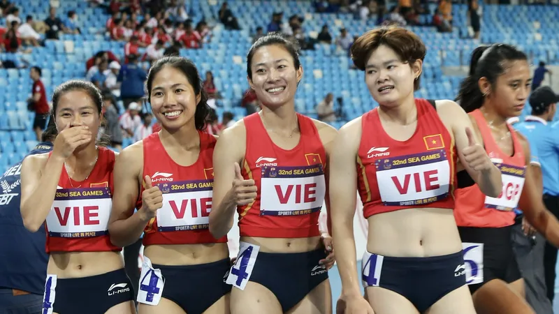 2 tuyển thủ TPHCM Hà Thị Thu và Lê Tú Chinh (giữa) góp công mang về tấm HCB 4x100m nữ. Ảnh: DŨNG PHƯƠNG