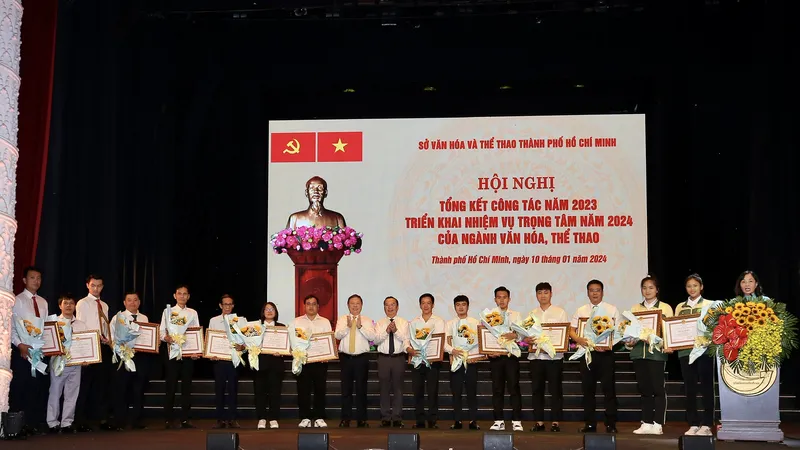 Các HLV, VĐV đạt thành tích tại Asiad 19 nhận bằng khen của UBND thành phố. Ảnh: DŨNG PHƯƠNG 