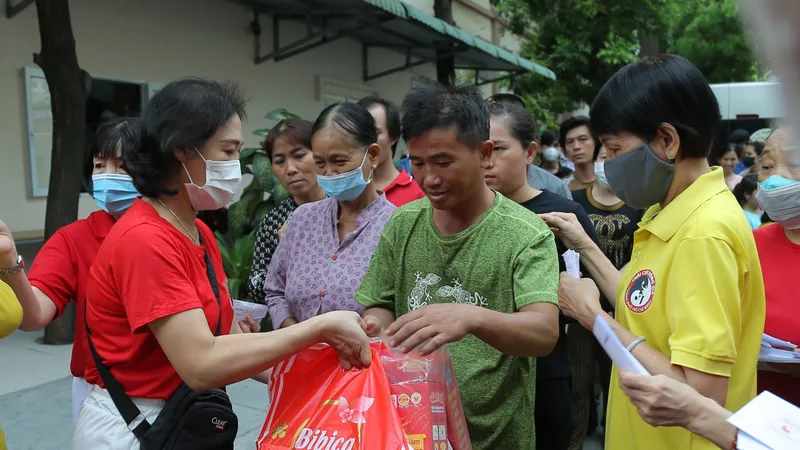 Các thành viên CLB vận động quyên góp, trao tặng quà Tết cho những hoàn cảnh khó khăn 