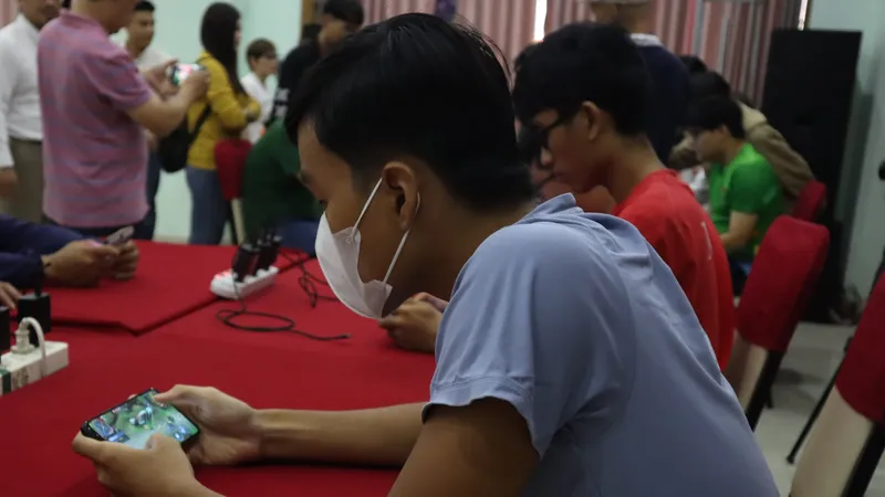 Người khuyết tật TPHCM trải nghiệm một số tựa game tại chương trình. Ảnh: THANH TÙNG