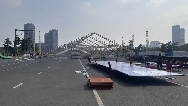 Khu vực sự kiện Run To Live 2024 đang được lắp đặt