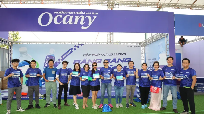 Các VĐV "khoe" BIB trong ngày đầu đăng ký tại khu vực expo. Ảnh: DŨNG PHƯƠNG 