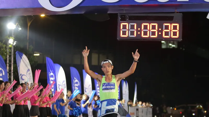 Nguyên Thanh vô địch cự ly 21km tại Run To Live 2024. Ảnh: DŨNG PHƯƠNG 