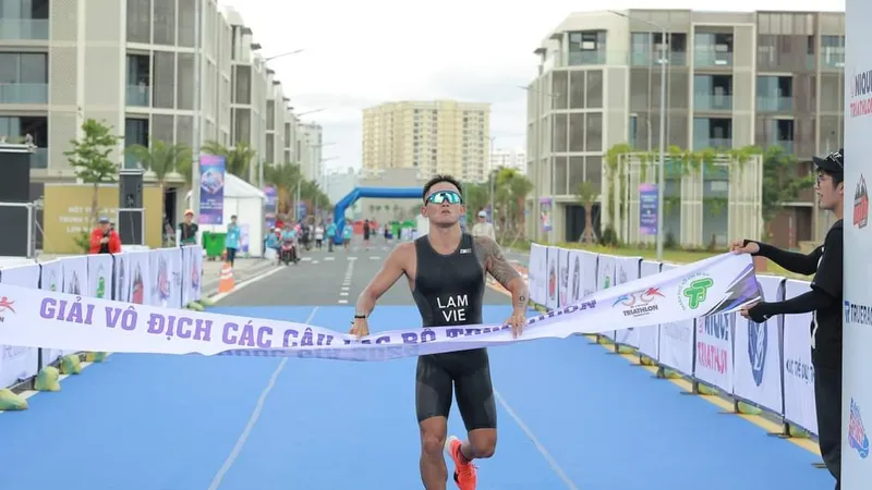 Lâm Quang Nhật giành 2 HCV tại giải các CLB triathlon quốc gia 2024