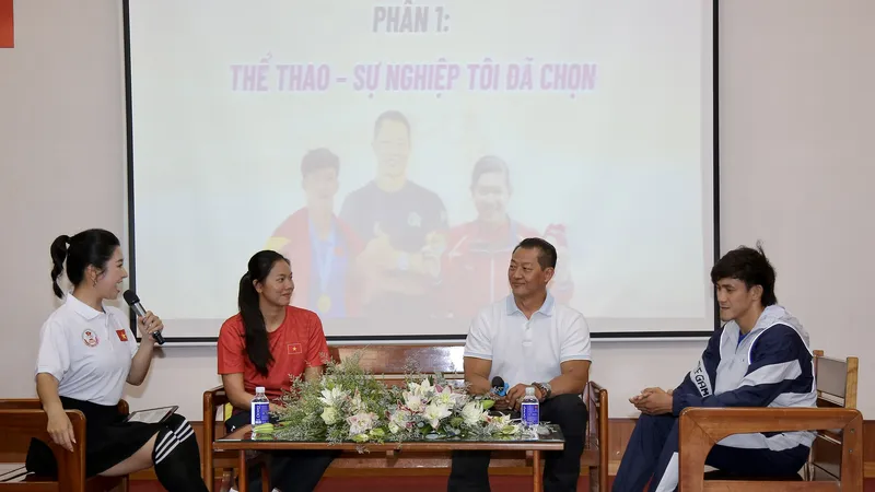Các khách mời giao lưu và chia sẻ kinh nghiệm với các VĐV trẻ quốc gia. Ảnh: DŨNG PHƯƠNG 