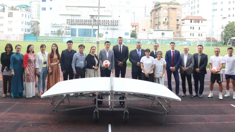 Đại diện Sở VH-TT TPHCM cùng Liên đoàn Teqball quốc tế. Ảnh: THANH TÙNG 