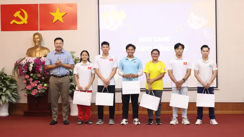 Giám đốc Trung tâm HLTTQG TPHCM Phạm Thanh Tú (trái) trao quà lưu niệm cho các VĐV. Ảnh: THANH TÙNG 