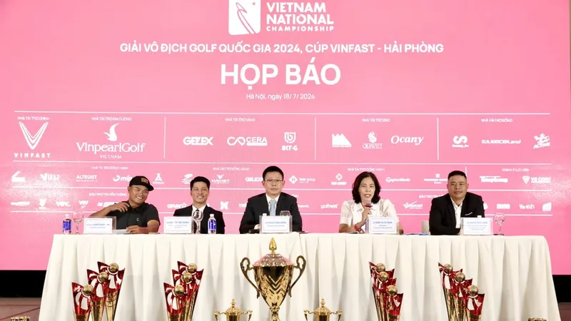 Các đại biểu trả lời phỏng vấn tại buổi họp báo