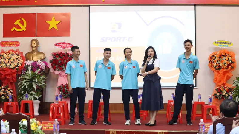 Các tuyển thủ trẻ luyện tập cách giao tiếp, giới thiệu bản thân cùng chuyên gia. Ảnh: THANH TÙNG 