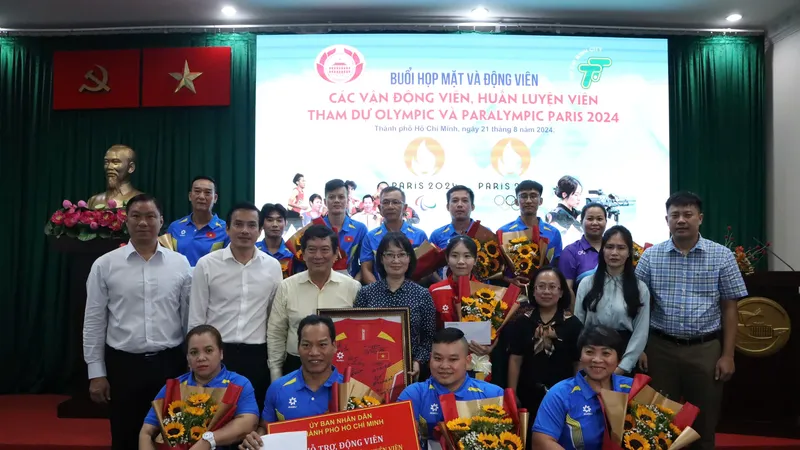 Các VĐV thể thao TPHCM được động viên trước thềm thi đấu ở Pháp. Ảnh: THANH TÙNG 