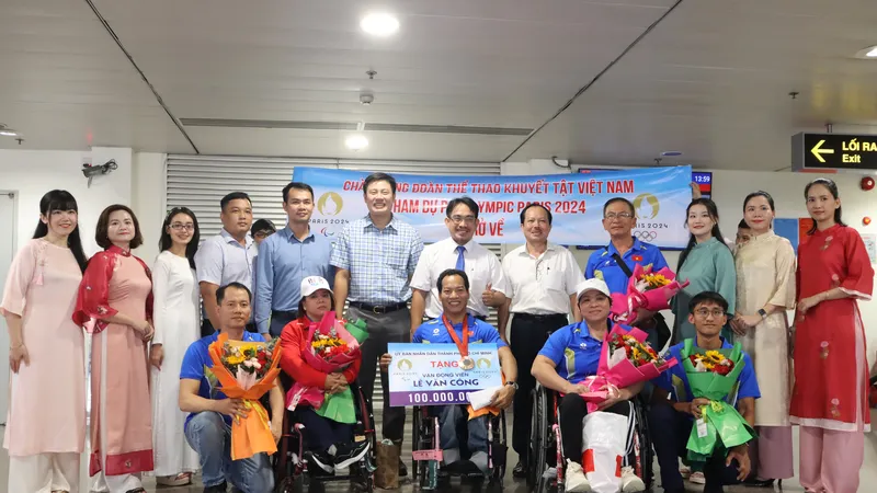 Các thành viên đoàn thể thao NKT trở về sau kỳ thi đấu tại Paralympic Paris 2024. Ảnh: THANH TÙNG