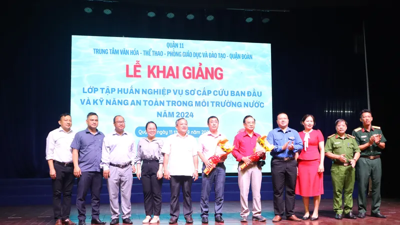 Ban tổ chức trao hoa cảm ơn các đơn vị, cá nhân đồng hành cùng chương trình. Ảnh: THANH TÙNG 