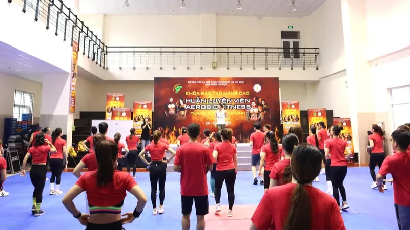 Các giảng viên và học viên của Lớp đào tạo hướng dẫn viên aerobic fitness TPHCM khoá 4 đóng góp hỗ trợ đồng bào miền Bắc. Ảnh: THANH TÙNG 