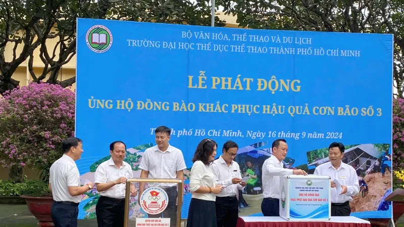 Ban lãnh đạo Trung tâm HLTTQG TPHCM, trường Đại học TDTT TPHCM quyên góp ủng hộ người dân chịu ảnh hưởng bởi bão lũ