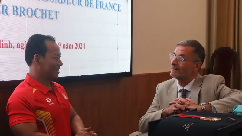 Đại sứ Pháp tại Việt Nam thăm đội tuyển Paralympic 