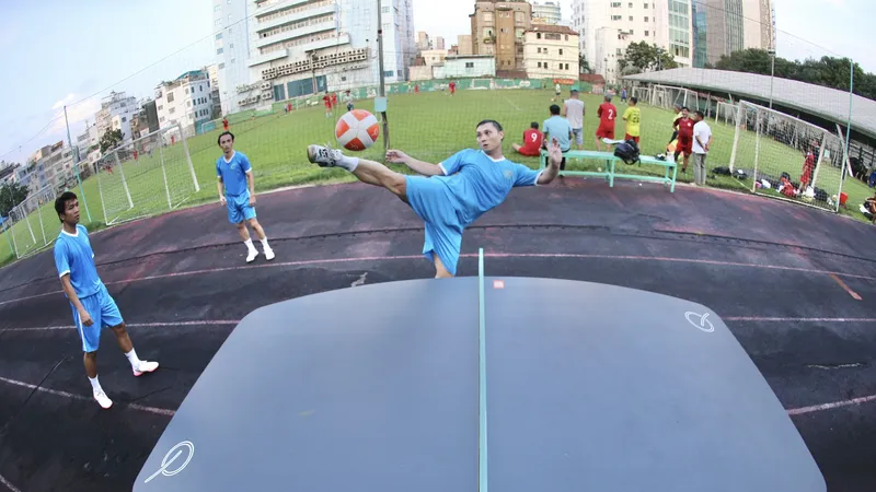 Đội tuyển Teqball TPHCM tập luyện tại Trung tâm TDTT Hoa Lư. Ảnh: DŨNG PHƯƠNG 