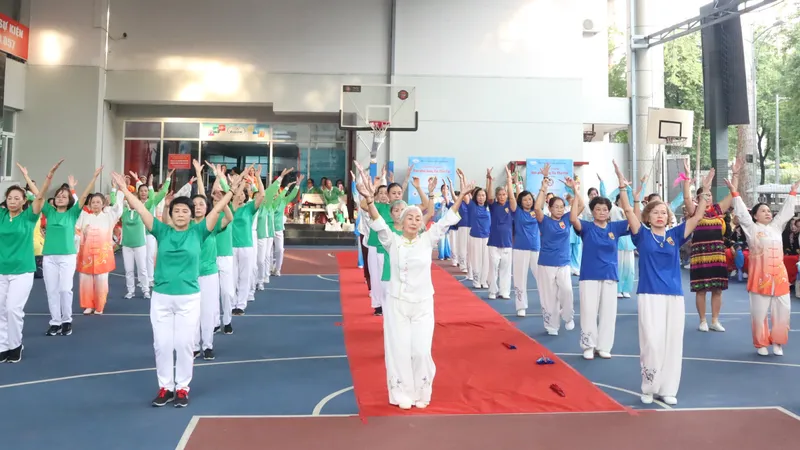 Hơn 300 HLV, VĐV tham gia biểu diễn tại lễ kỷ niệm. Ảnh: THANH TÙNG 