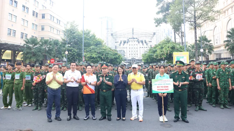 Các đại biểu, lãnh đạo cổ vũ các VĐV trước giờ thi đấu. Ảnh: THANH TÙNG 