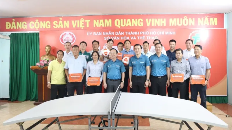 Đại diện Sở VH-TT TPHCM bàn giao các trang thiết bị cho các đơn vị. Ảnh: THANH TÙNG 