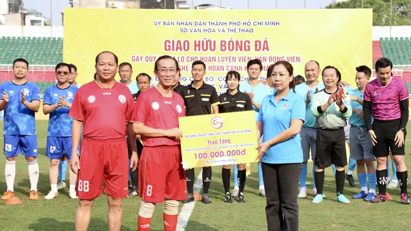 Đồng chí Trần Hoàng Ngân (giữa) trao tặng quyên góp ủng hộ VĐV, văn nghệ sĩ có hoàn cảnh khó khăn. ẢNH: DŨNG PHƯƠNG