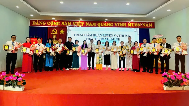 Tuyên dương các tập thể, cá nhân gương điển hình tiêu biểu