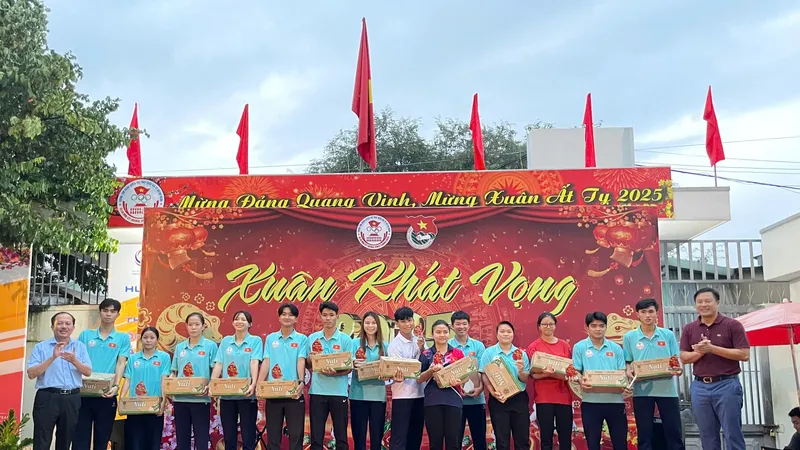 Ban Giám đốc trung tâm trao quà tết đến các VĐV