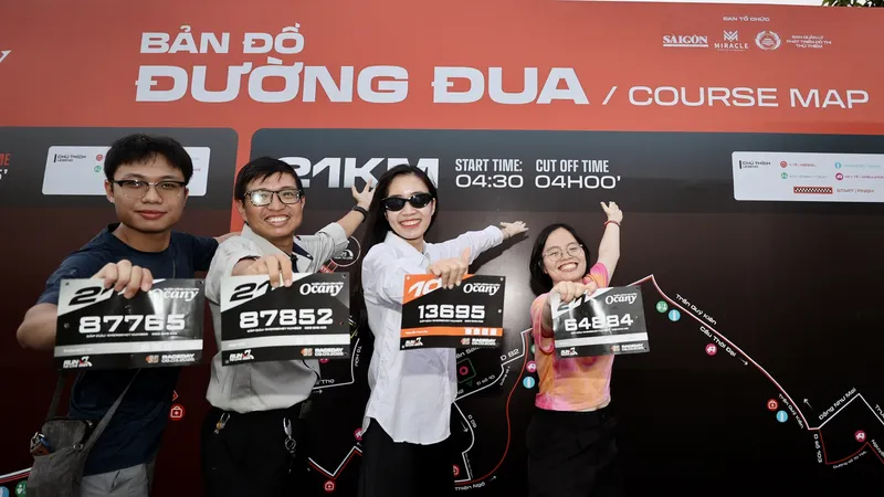 Các VĐV hào hứng khi sở hữu những tấm BIB trên tay. Ảnh: DŨNG PHƯƠNG 