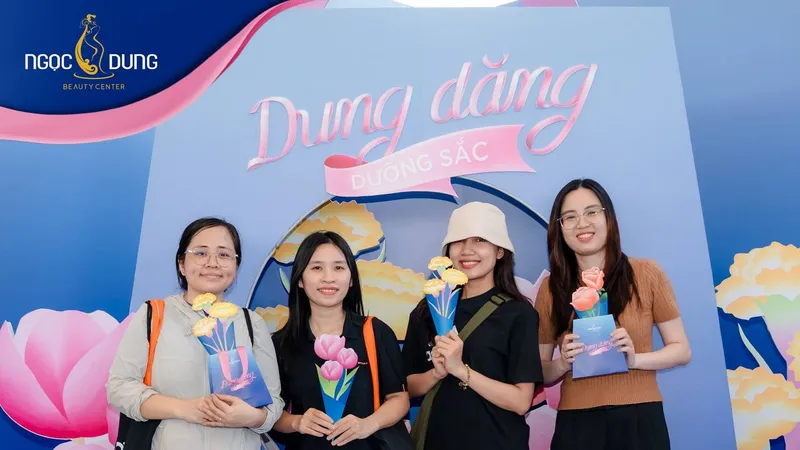 Các nữ runner cùng nhau check-in tại gian hàng Ngọc Dung