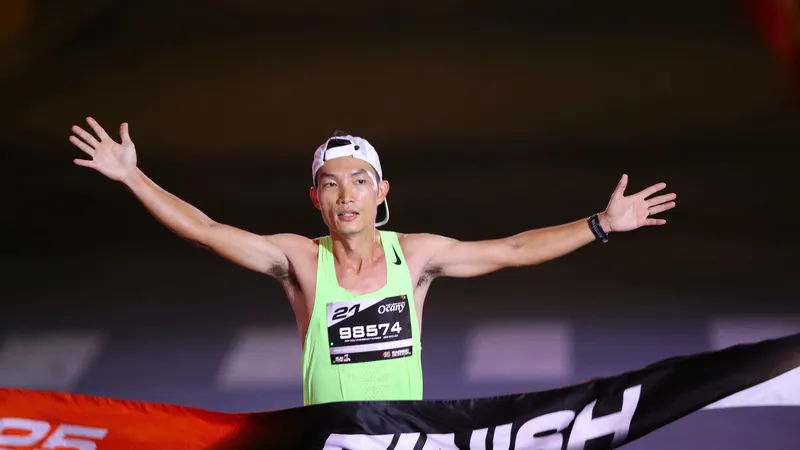 Hoàng Nguyên Thanh giành ngôi vô địch 21km tại Run To Live 2025. Ảnh: DŨNG PHƯƠNG 