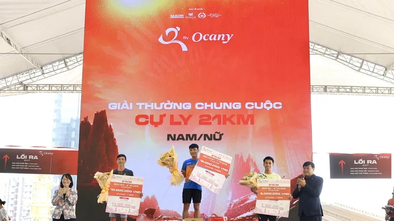 Cục trưởng Cục TDTT Việt Nam Đặng Hà Việt và Phó Chủ tịch UBND TPHCM Trần Thị Diệu Thúy trao thưởng cự ly 21km nam. Ảnh: DŨNG PHƯƠNG 