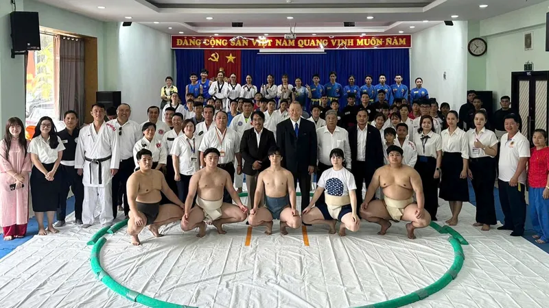 Buổi giao lưu giữa võ sĩ Sumo và các VĐV thuộc Trung tâm Huấn luyện và thi đấu TDTT TPHCM