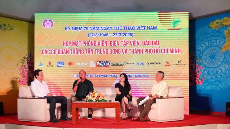 Các nhà báo, BTV chia sẻ về những kỷ niệm trong quá trình tác nghiệp. Ảnh: N.H