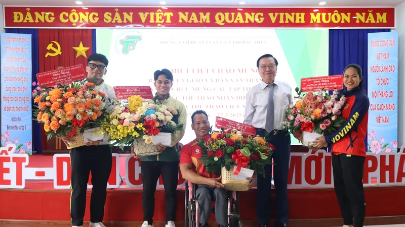 Đoàn đại biểu Ban Tuyên giáo và Dân vận Thành ủy TPHCM thăm và chúc mừng tập thể và cá nhân ngành TDTT 