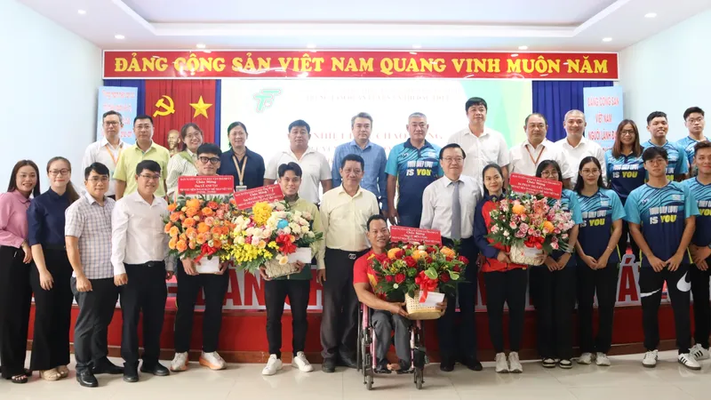 Đoàn đại biểu Ban Tuyên giáo và Dân vận Thành ủy TPHCM tặng quà chúc mừng các tập thể, cá nhân ngành TDTT. Ảnh: THANH TÙNG 